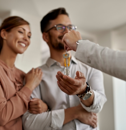Pareja recibiendo las llaves de su nuevo hogar con Asijur S.A.S.