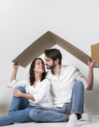 Pareja feliz protegiendo su hogar con Asijur S.A.S.