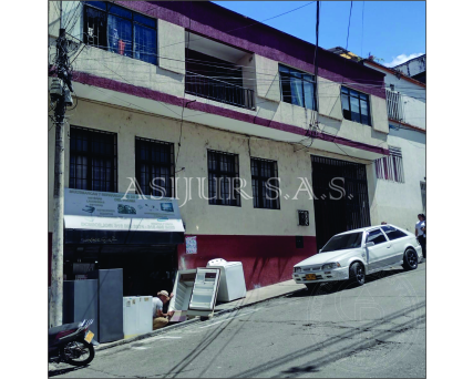 SE VENDE CASA UBICADA EN LA CALLE 18 ENTRE 5TA Y 4TA